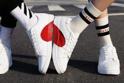 Giày Đôi Sneaker – Phong Cách Cùng Nhau