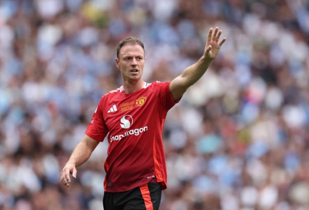 Jonny Evans lên tiếng bảo vệ Erik ten Hag